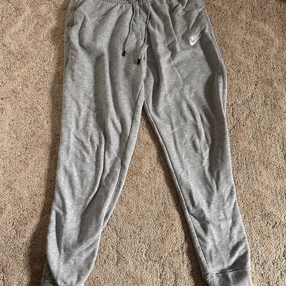 Nike mid rise grey women’s sweatpants. Size Medium.
